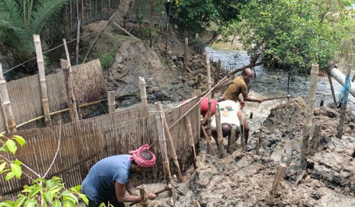রামপালে সরকারি খালের ওপর নির্মিত অবৈধ বাঁধ অপসারণ, উপজেলা প্রশাসনের অভিযানে স্বাভাবিক হলো পানি প্রবাহ